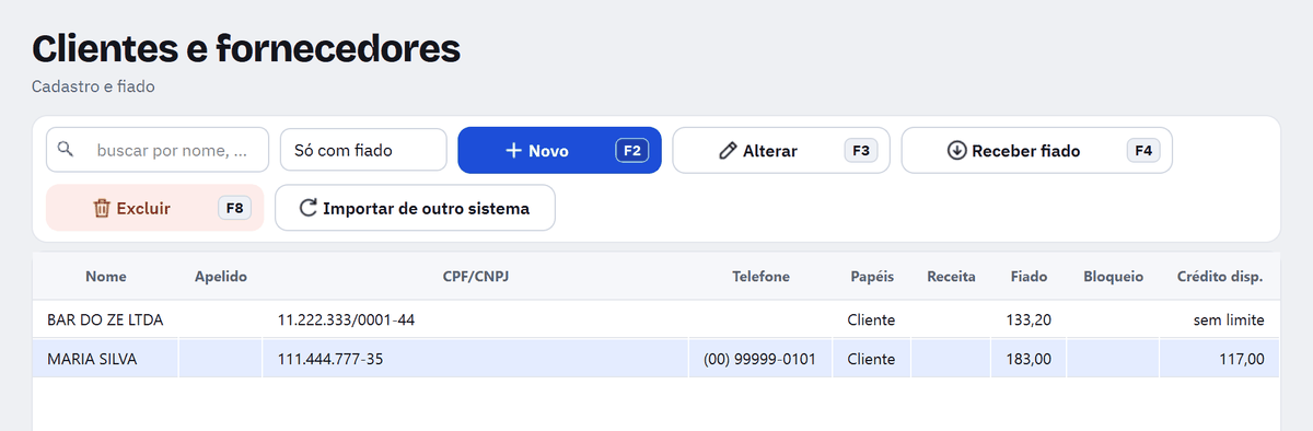 Página Clientes e fornecedores filtrada em Só com fiado, com BAR DO ZE LTDA devendo 133,20 e MARIA SILVA devendo 183,00