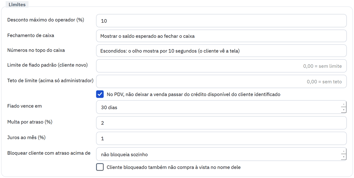 Quadro Limites das configurações com limite de fiado padrão, teto, trava no PDV, fiado vence em 30 dias, multa de 2%, juros de 1% ao mês e bloqueio por atraso