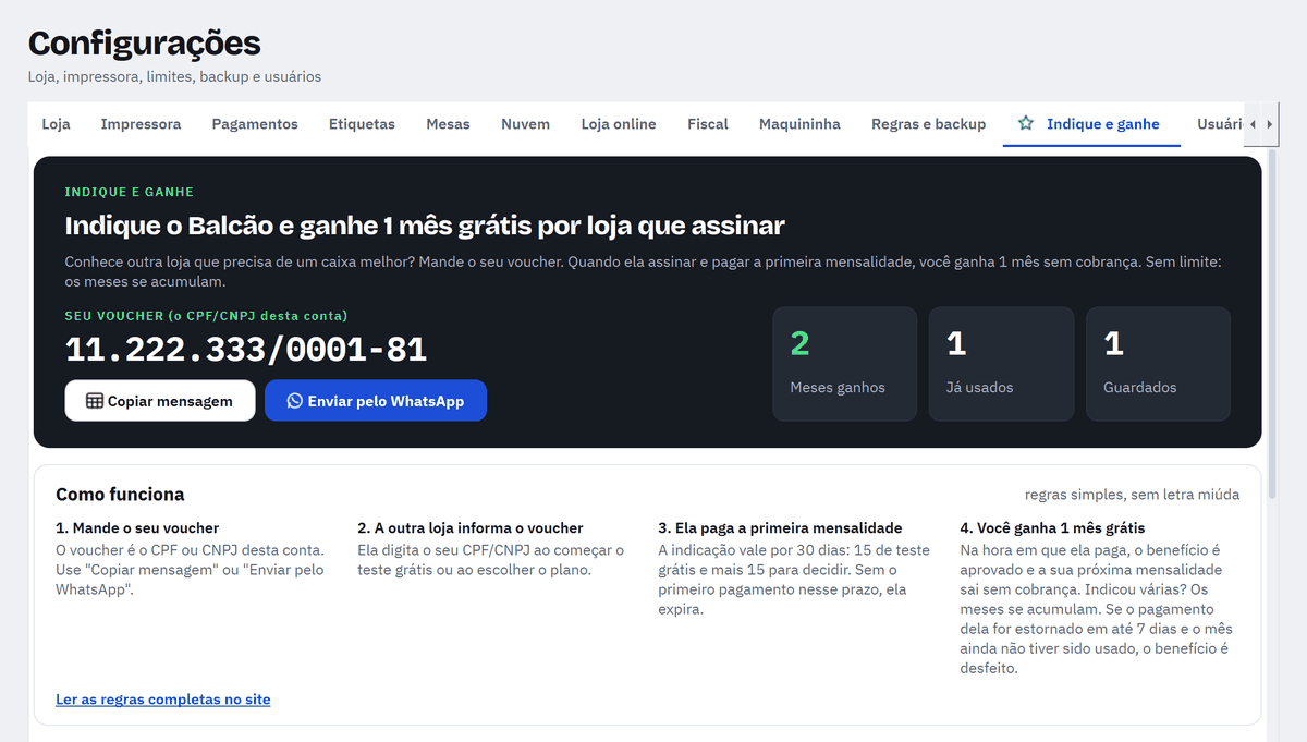 Configurações, aba Indique e ganhe, com o voucher, os botões Copiar mensagem e Enviar pelo WhatsApp, os meses ganhos e o quadro Como funciona