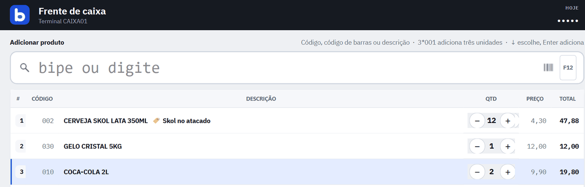 Frente de caixa com 12 latas de Skol com a etiqueta Skol no atacado e total de 47,88